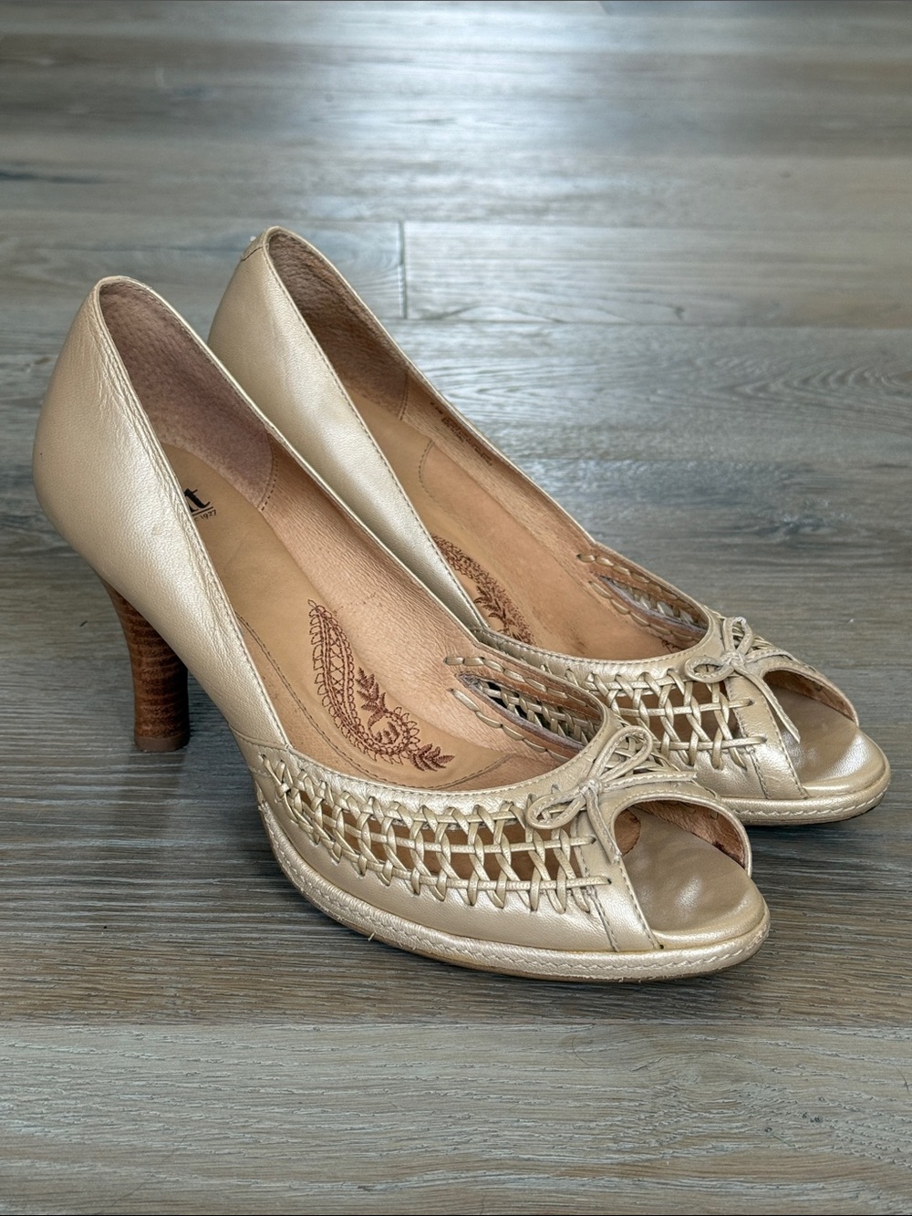Sofft Leather Metallic Champagne Woven Peep-Toe Wood Grain Heels Pad Footbed-8.5
